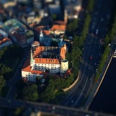 Rīgas pils un Daugavas krastmala no putna lidojuma ar miniatūras efektu.